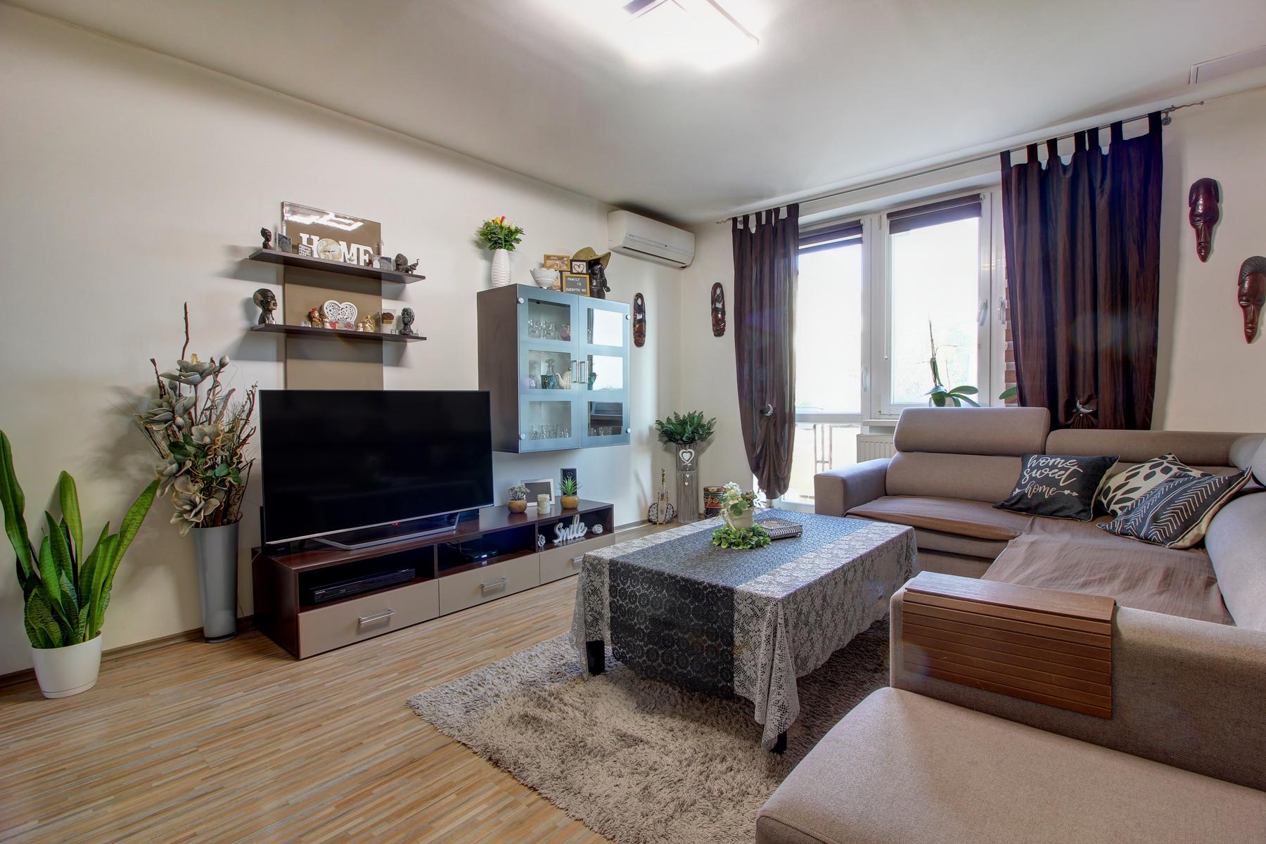 Na predaj 3 izbový byt, kompletne zrekonštruovaný, samostatný, s garážou,  s 2 pivnicami a predzáhradkou