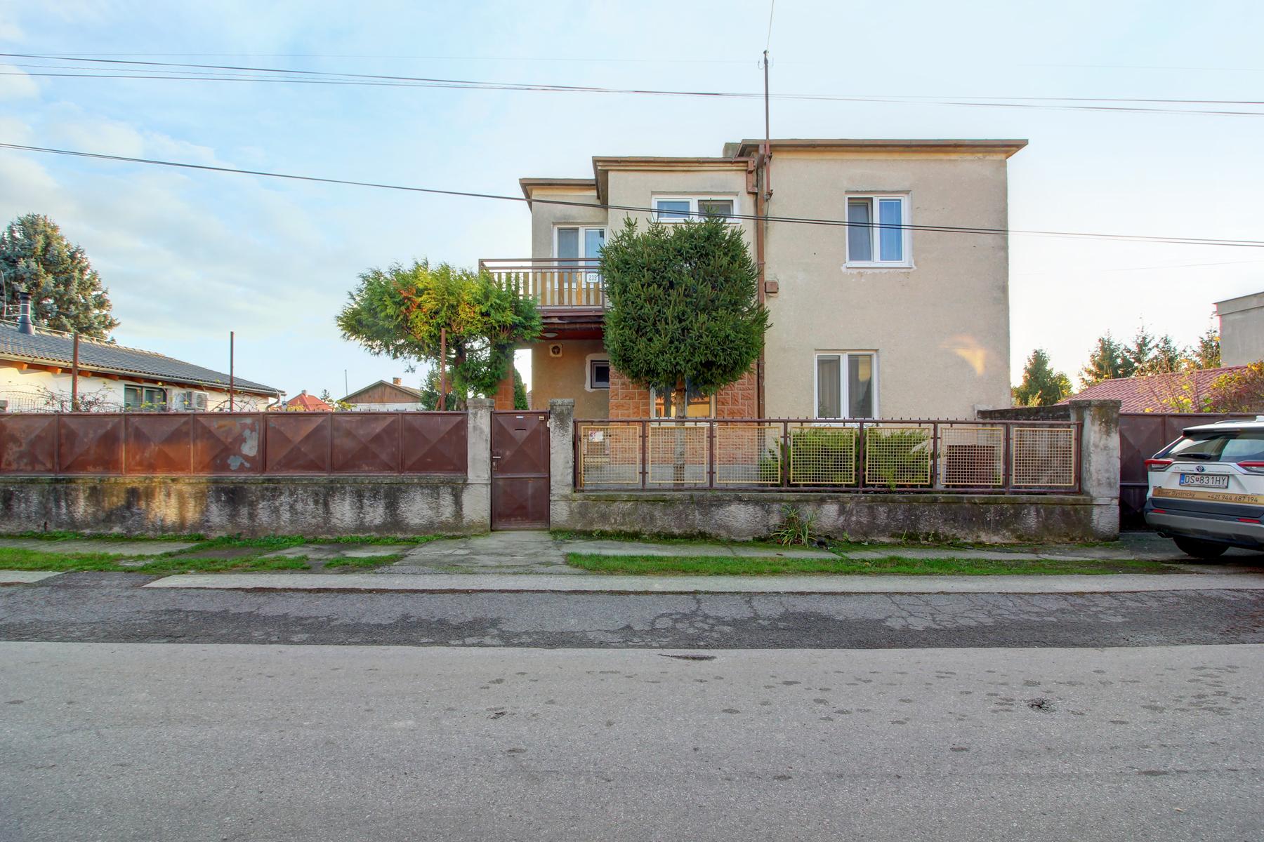 Na predaj 5-izbový rodinný dom s garážou na 954 m² pozemku - Kvetoslavov