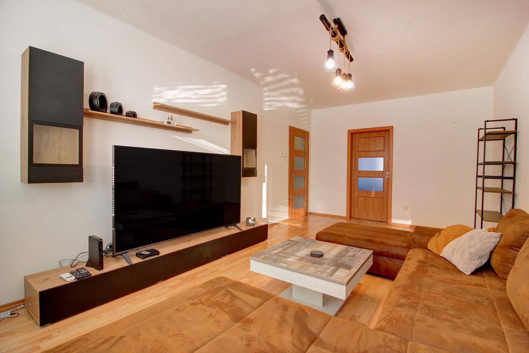 Klimatizovaný, zariadený 3-izbový byt s dvoma loggiami – BA Petržalka, Osuského ulica