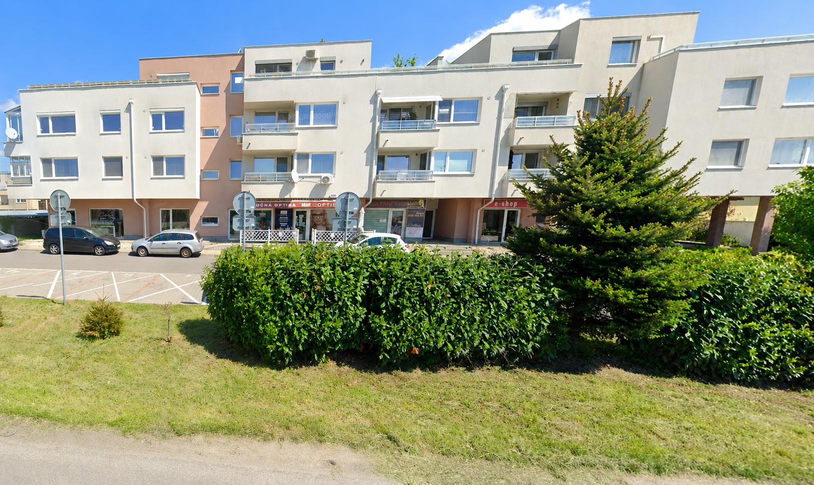Atraktívny nebytový priestor (43 m²) s preskleným výkladom a vlastným parkovaním – Rovinka, Kvetná ulica