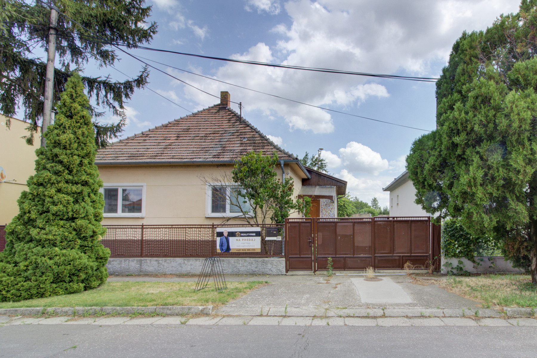 Na predaj: 3izbový rodinný dom s garážou , pozemok 800 m² - Horný Bar