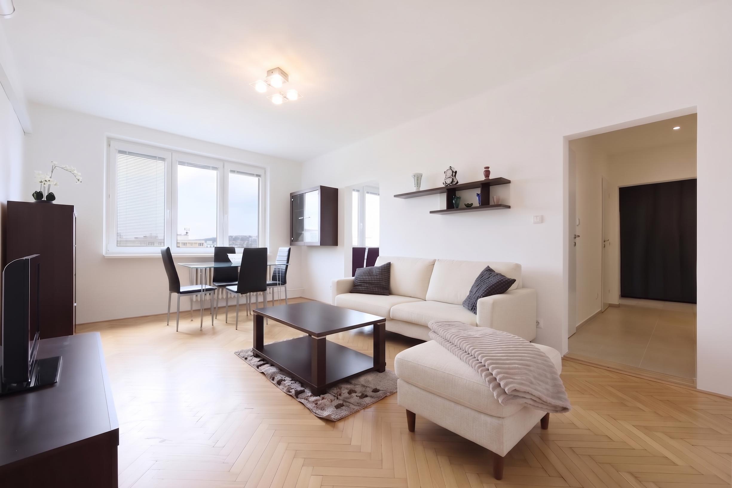 Na prenájom- svetlý, klimatizovaný 3-izbový byt s loggiou, balkónom a panoramatickým výhľadom – Herlianska, Ružinov