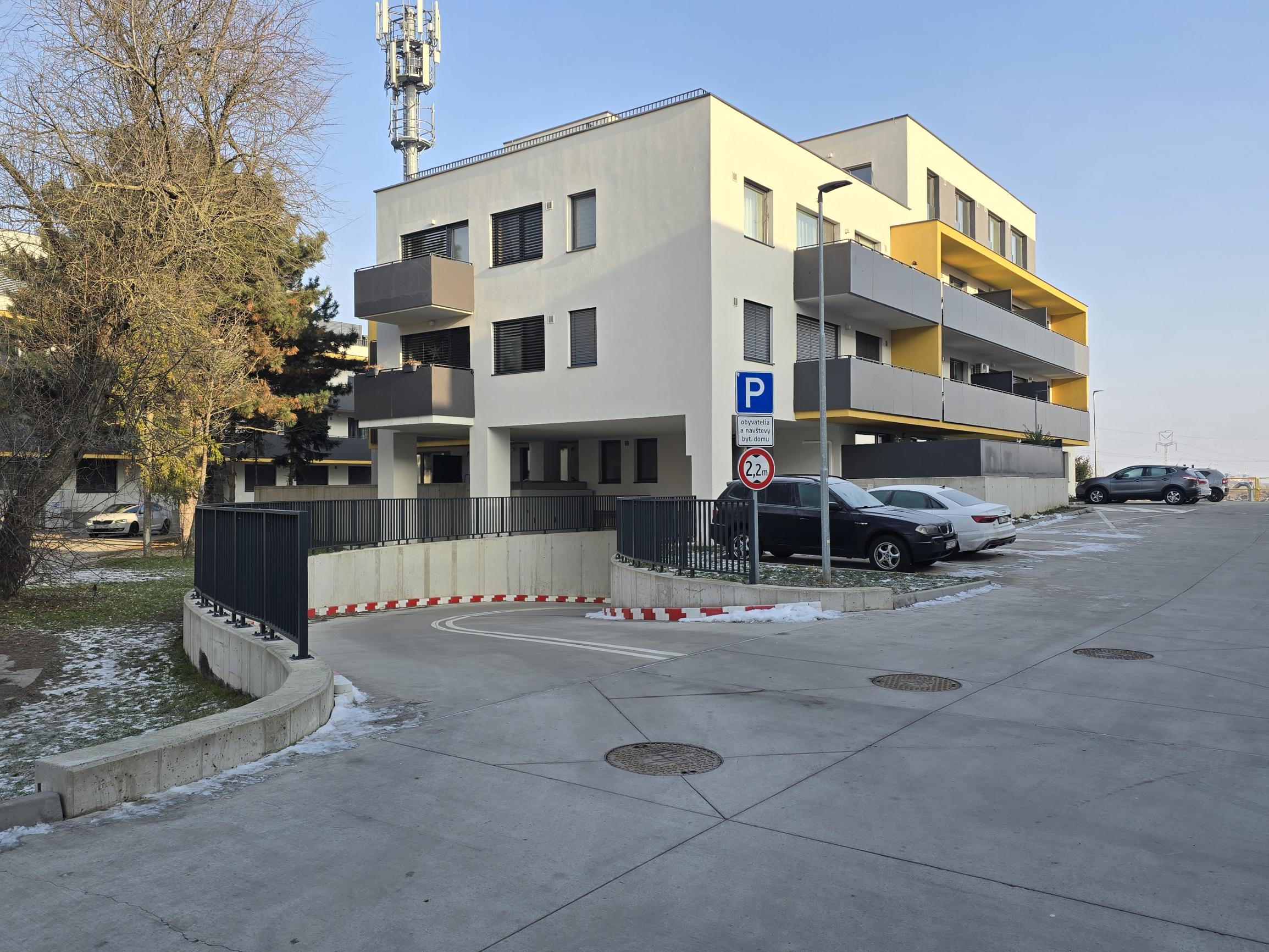 Na prenájom 2i byt v Rovinke s parkovacím státím