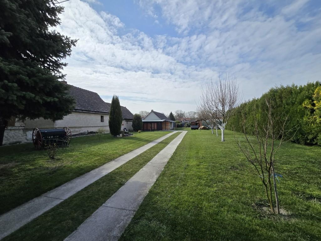 Na predaj: Rodinný dom na pozemku 1803 m², obec Baka