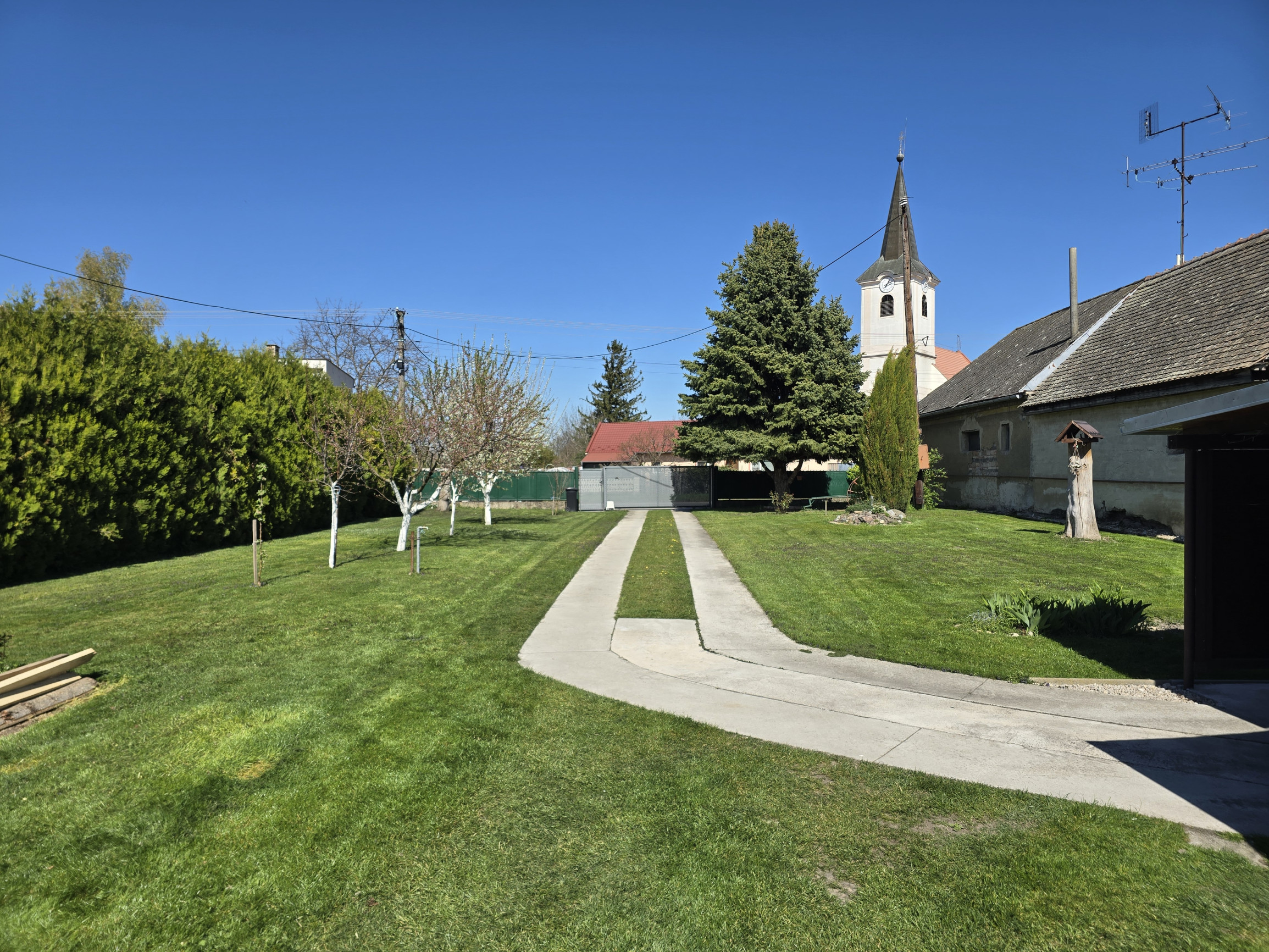 Na predaj: Rodinný dom na pozemku 1803 m², obec Baka