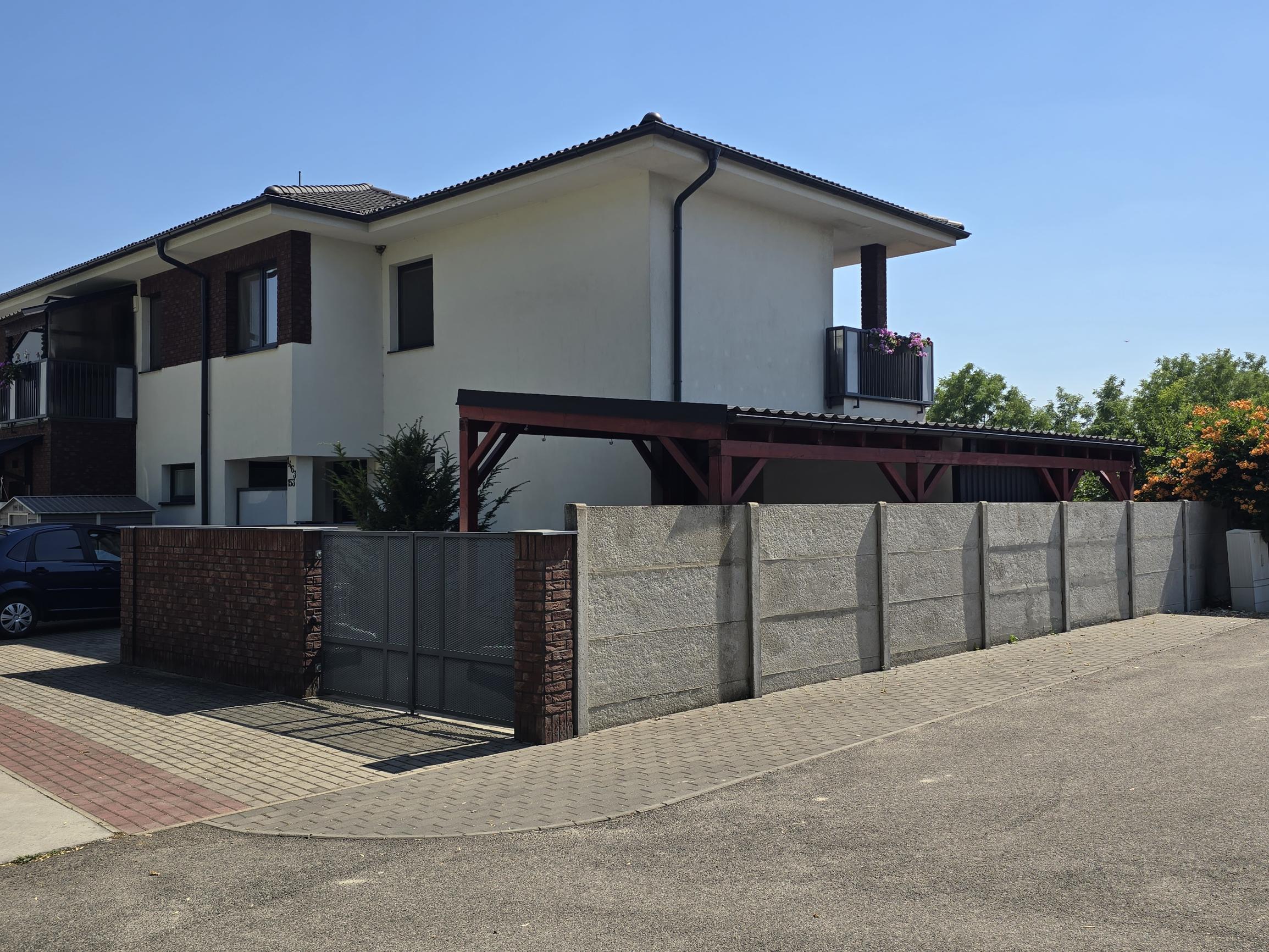 Na prenájom: Slnečný 3i kompletne zariadený byt 65 m2 s terasou, záhradkou a parkovaním – Jelka